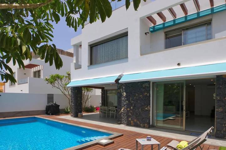Villa for 6 people, with pool and garden as well as balcony in Los Cristianos