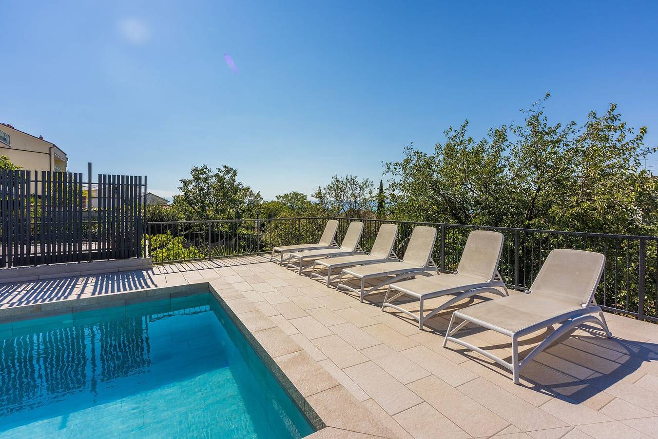 Ganze Wohnung, Malerisches Apartment nur 700 Meter zum Sandstrand mit herrlichem Meerblick, Pool, Grill in Crikvenica, Primorje-Gorski Kotar