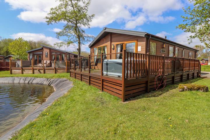 Lodge for 6 people, with hot tub and garden in Lancashire