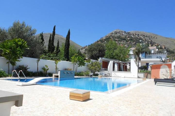 Agriturismo per 4 persone, con giardino e balcone nonché piscina a Palermo