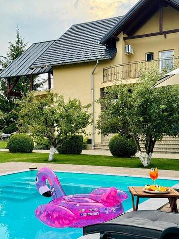 Maison d’hôte pour 10 personnes, avec piscine ainsi que jardin et jacuzzi à Brașov