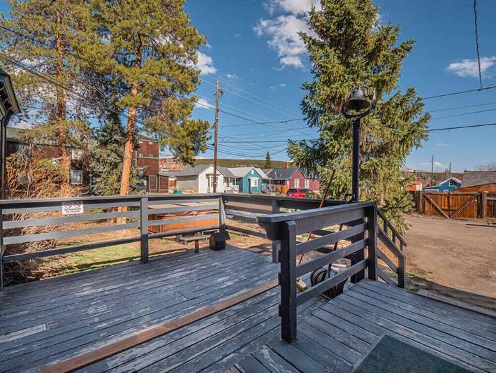 Vacation rental for 18 people, with balcony and hot tub as well as yard in Leadville