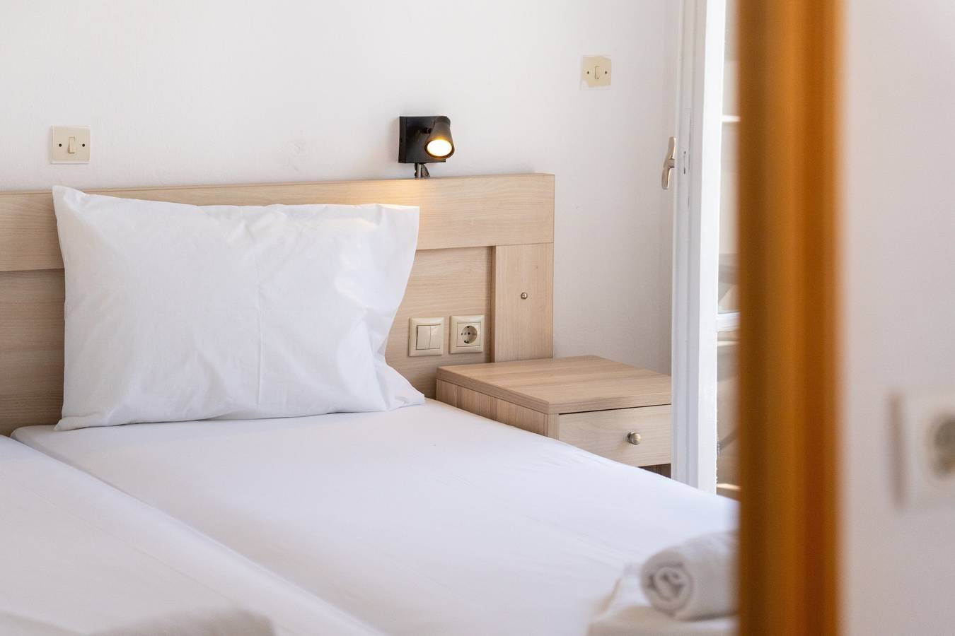 Bed and Breakfast 'The Kavos Sandy Inn-Double Room' with Shared Pool, Wi-Fi and Air Conditioning in Kavos, Corfu