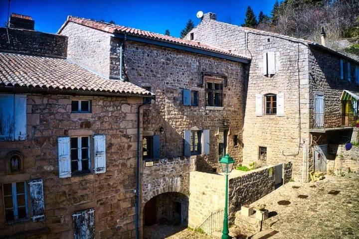 Location de vacances pour 14 personnes, avec Terrasse et Jardin à Chalencon