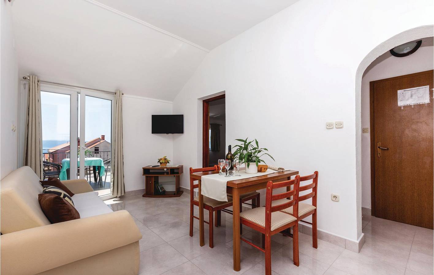 Ganze Ferienwohnung, Gemütliche Ferienwohnung mit Pool, Terrasse, 1 km zum Strand und kostenlosen Parkplätzen in Crikvenica, Primorje-Gorski Kotar