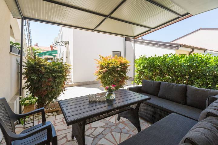 Malerisches, hundefreundliches Ferienhaus nur 400 Meter zum Strand mit BBQ, Babybett in Poreč, Grad Poreč