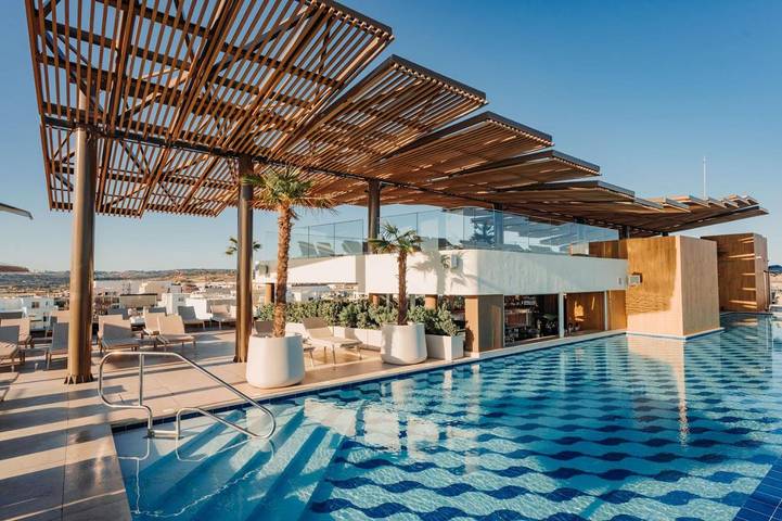 Hôtel pour 4 personnes, avec sauna et balcon ainsi que jacuzzi et piscine