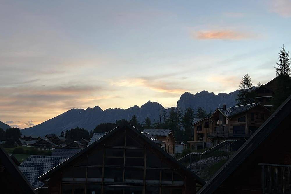 Cosy 6/9-person chalet close to the slopes, with sauna, pool and fireplace. in La Joue du Loup, Le Dévoluy
