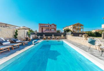 Ferienwohnung für 4 Personen, mit Garten und Whirlpool sowie Terrasse, kinderfreundlich in Biograd na Moru