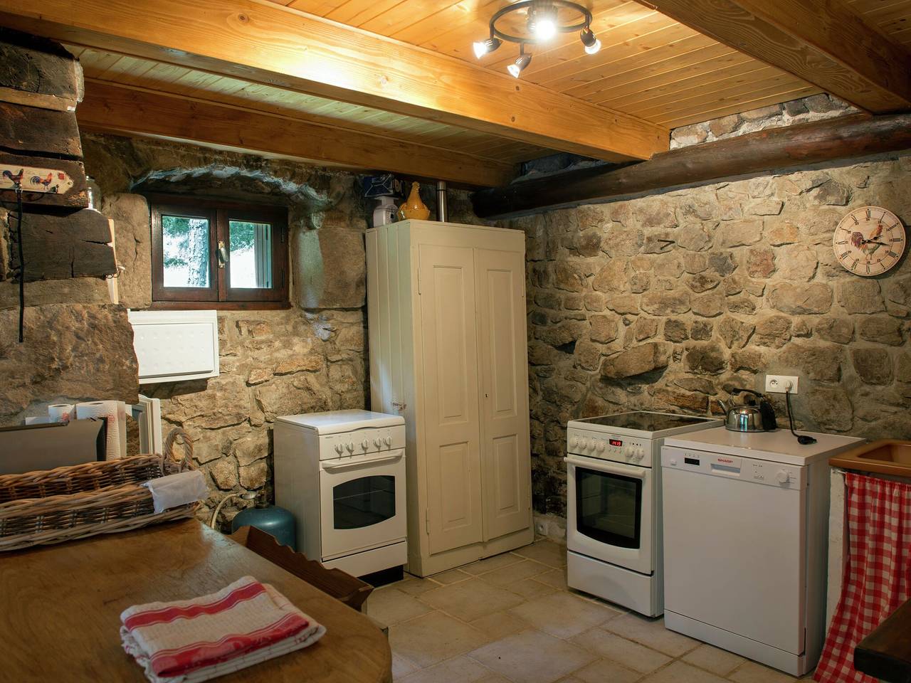 Retraite dans une villa en pierre isolée in Saint-Pierre-sur-Doux, Région de Tournon-sur-Rhône