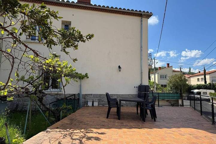 Entire apartment, T3 entièrement climatisé  avec jardin, place de parking et belle terrasse à Prades in Prades, Prades region