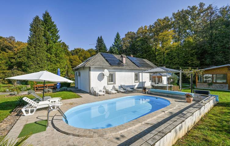 Ferienhaus für 6 Personen, mit Sauna und Pool sowie Terrasse und Ausblick