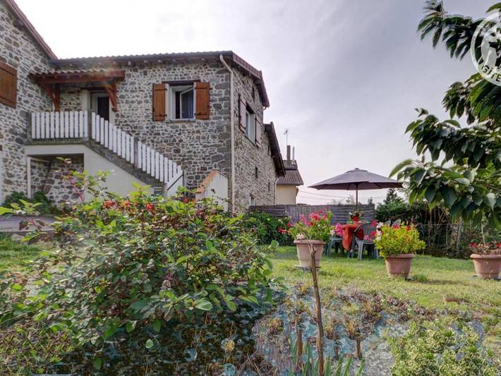 Gîte pour 5 personnes, avec jardin et terrasse à Saint-Héand