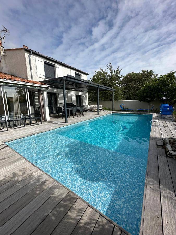 Location de vacances pour 8 personnes, avec Terrasse et Jardin ainsi que Piscine et Vue à Périgny