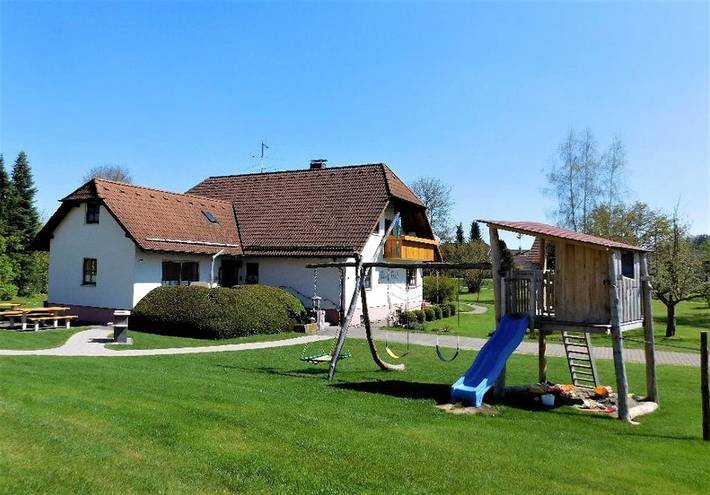 Appartement entier, Appartement 'Ferienhaus Toni Rosenstube' avec terrasse privée, jardin partagé et Wi-Fi in Hohenstein (Bade-Wurtemberg), Neckar-Alb