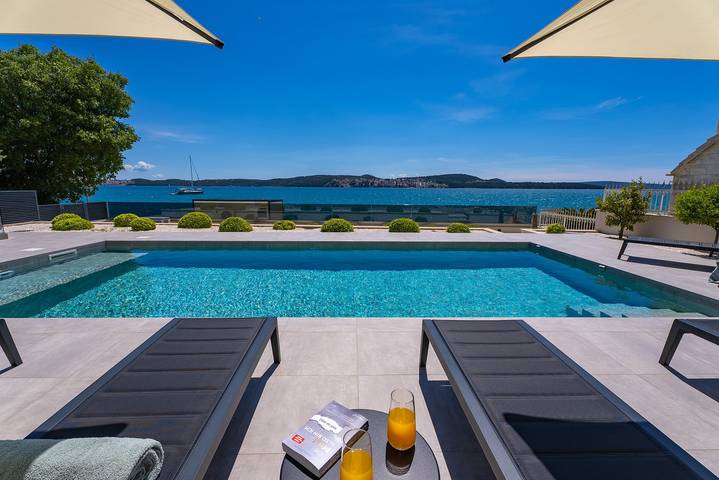 Villa für 8 Personen, mit Balkon/Terrasse und Pool sowie Sauna in Trogir