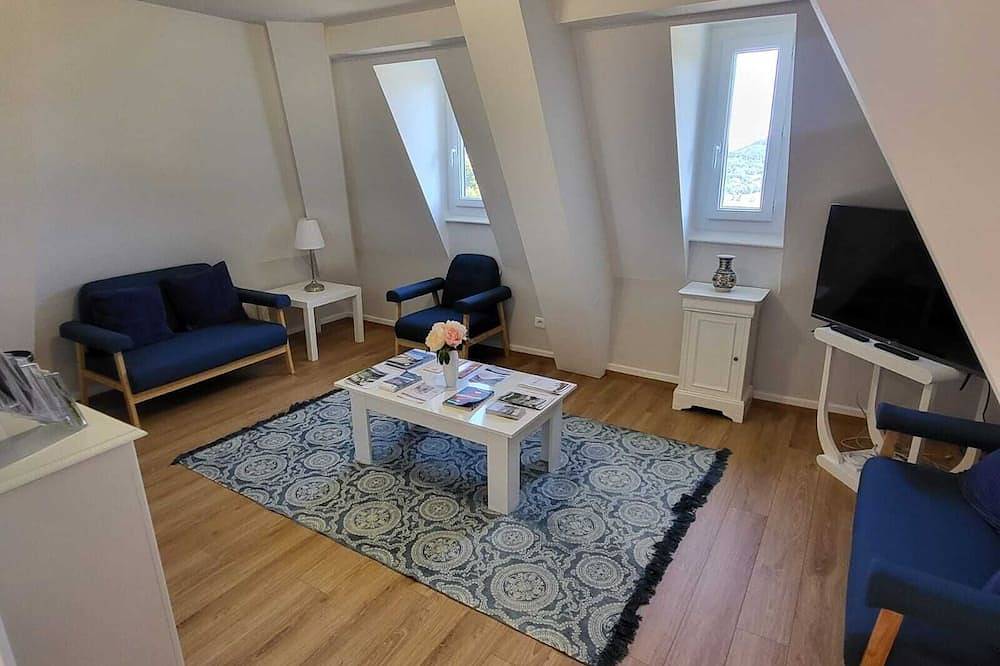 Manor house in a haven of peace in Haute Azergues. in Saint-Just-d'Avray, Beaujolais