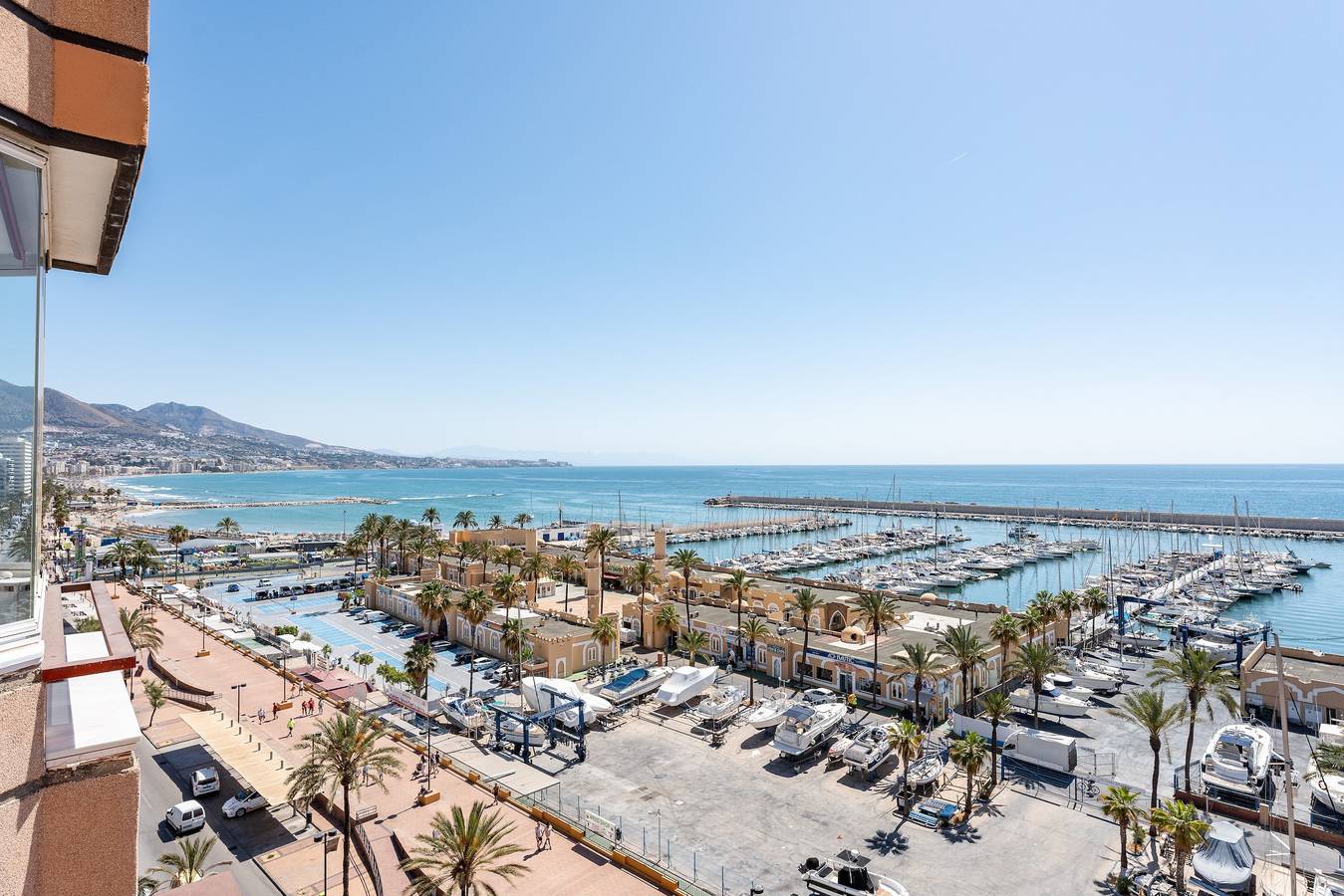 Entire apartment, 'Stunning Marina View Apartment' with Wi-Fi in Fuengirola Centre, Fuengirola