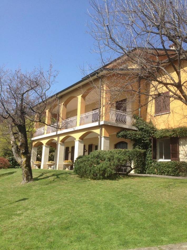 Location de vacances pour 2 personnes, avec terrasse et vue sur le lac ainsi que jardin et vue à Sarnico - 2