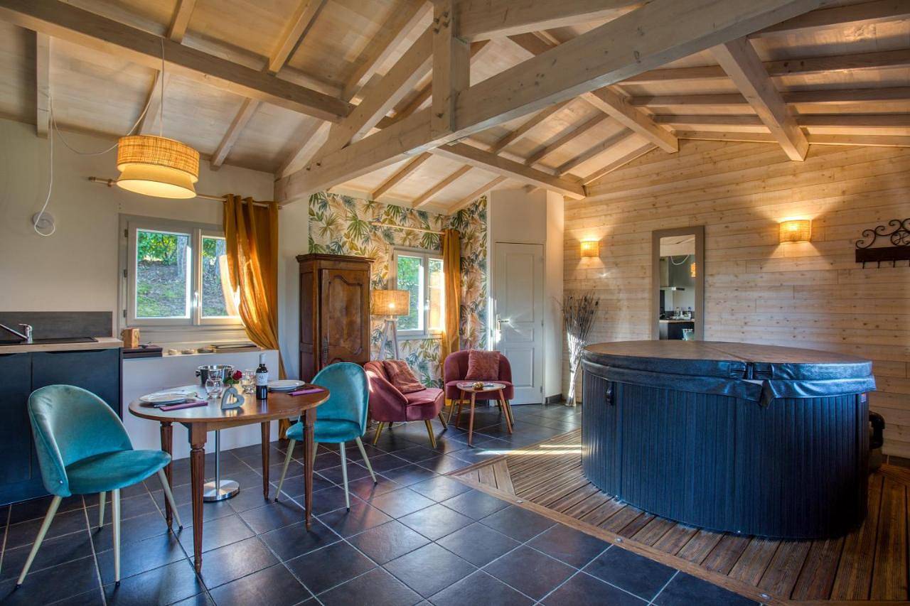 Spa privatif intérieur du lodge -la truffe- le bois de la pause- in Saint-Cybranet, Périgord Noir