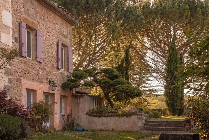 Location de vacances pour 5 personnes, avec Balcon et Jacuzzi ainsi que Terrasse et Jardin à Saint-Martial-de-Valette