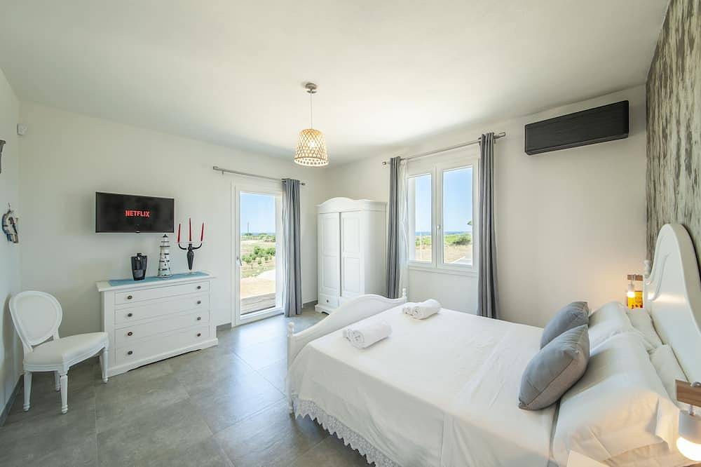 Luxury sea-view villa with private pool – 4 bedrooms, sleeps 8 in Eden Beach, Sorso