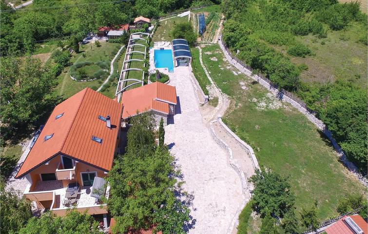 Gemütliche Ferienwohnung mit Pool und Terrasse in der Nähe des Stadtzentrums von Sinj in Sinj, Dalmatinisches Zagora