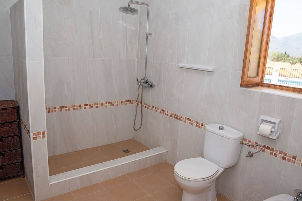 Villa con cancha de tenis privada y enormes jardines y vistas a la montaña. in Turre, Costa de Almería