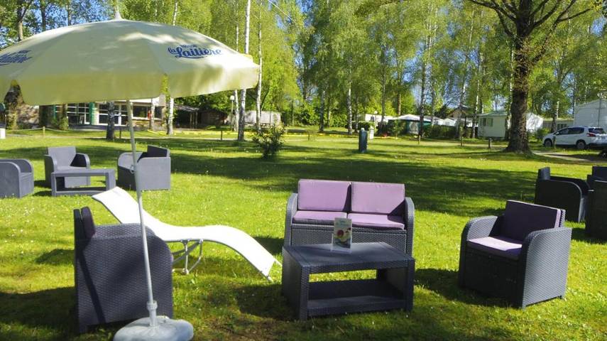 Location de vacances pour 4 personnes, avec terrasse ainsi que piscine et jardin dans Lac de Villefranche de Panat - 3