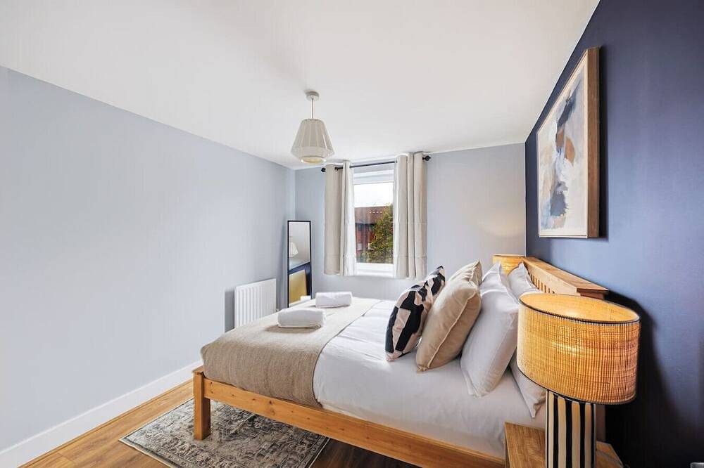Ganze Wohnung, Elegant 2-Bedroom Apartment • Near the High Street • Balcony • Free Parking • Sky Tv • Yoko Property in Milton Keynes, Südostengland