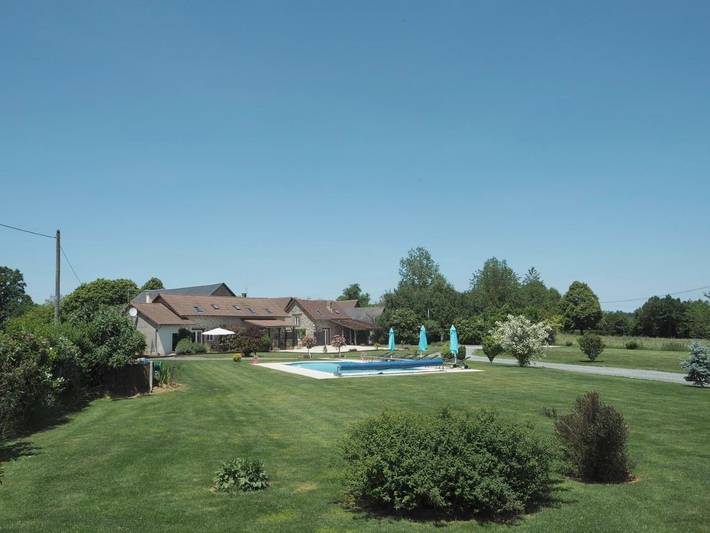 Gîte pour 5 personnes, avec vue ainsi que jardin et piscine à Saint-Pardoux-Corbier