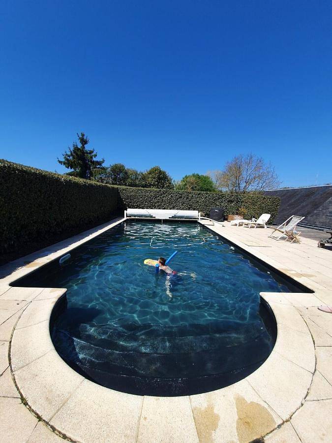 Location de vacances pour 4 personnes, avec piscine ainsi que vue et terrasse à Rouillon - 2