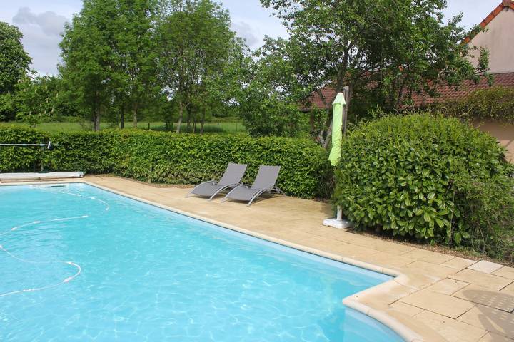 Ferienhaus „Petit Crecy“ mit Gemeinschaftspool, privater Terrasse und WLAN in Fertrève, Nièvre