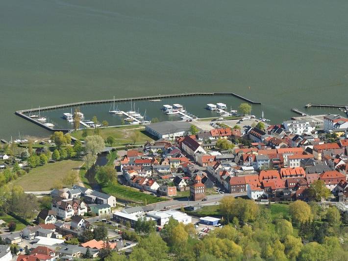 Hausboot für 4 Personen, mit Terrasse in Ribnitz-Damgarten