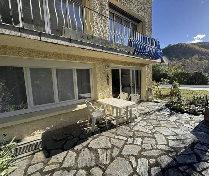 Appartement de vacances pour 4 personnes, avec terrasse et piscine ainsi que jardin et vue