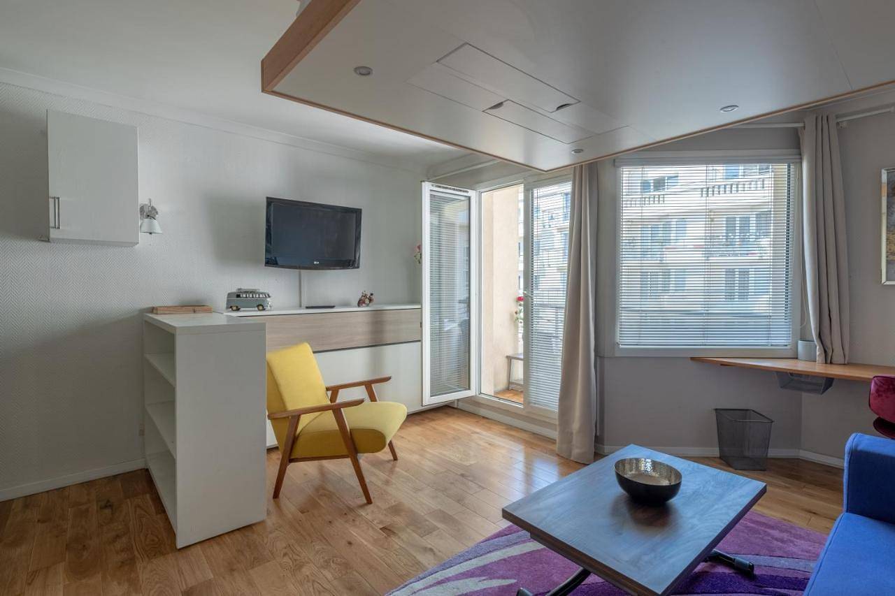 Studio with Balcony in Issy-les-Moulineaux, Hauts-de-Seine