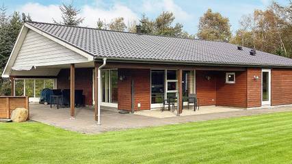 Ferienhaus für 10 Personen, mit Terrasse und Whirlpool sowie Garten in Hvalpsund