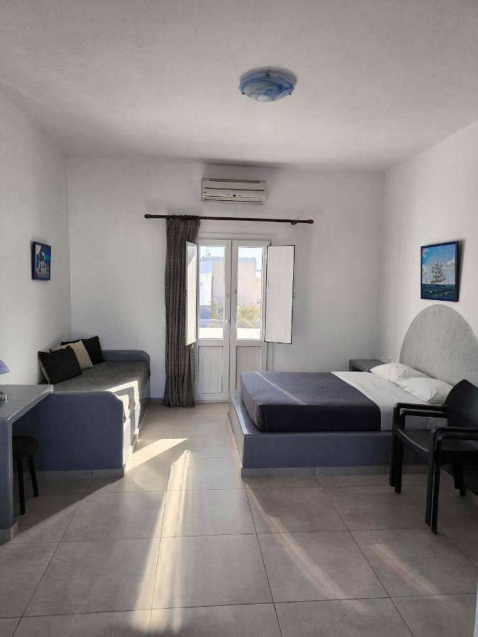 Mary Rooms in Plage d'Perivolos, Perissa