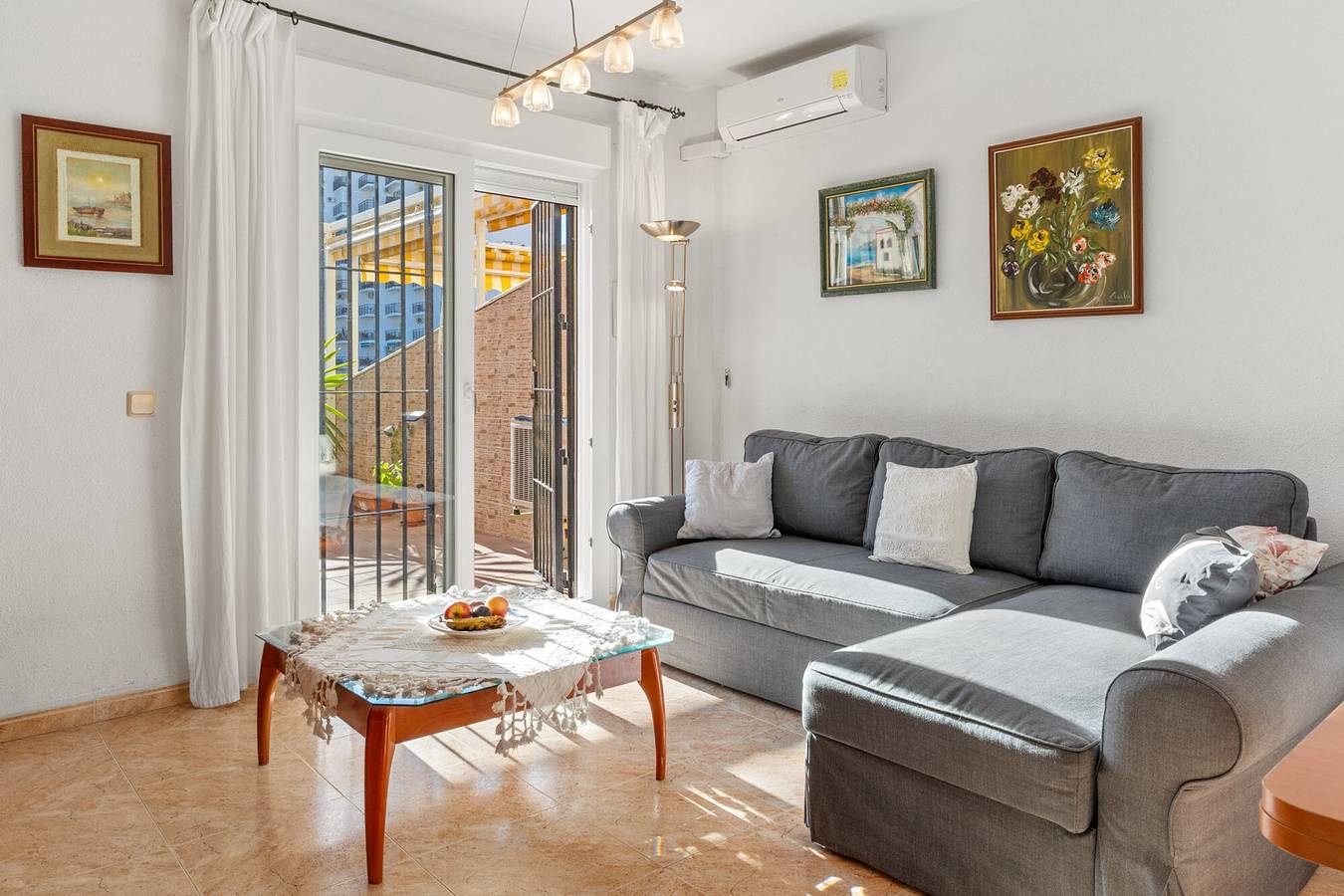 Entire apartment, Family-Friendly Apartment with Private Terrace, Shared Pool, A/C & Wi-Fi in Torremolinos, Costa del Sol