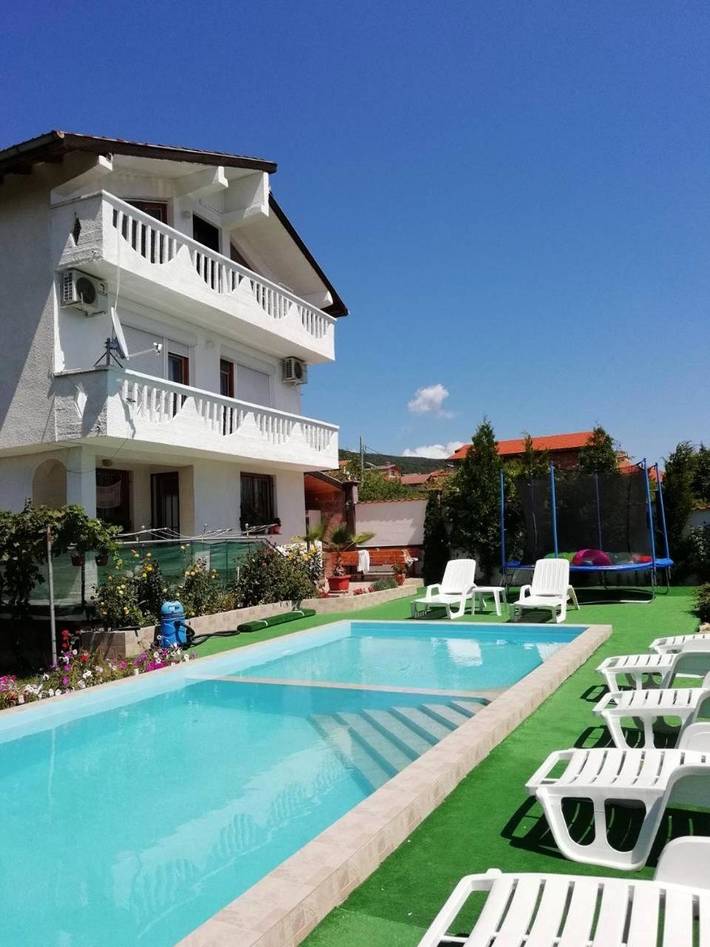 Villa pour 12 personnes, avec piscine ainsi que jardin et vue, animaux acceptés en Bulgarie