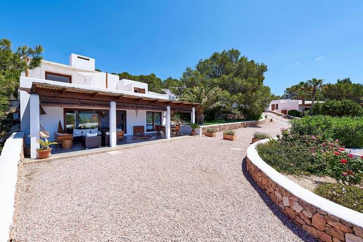 Location de vacances pour 7 personnes, avec jardin ainsi que terrasse et piscine à Cala Tarida - 4