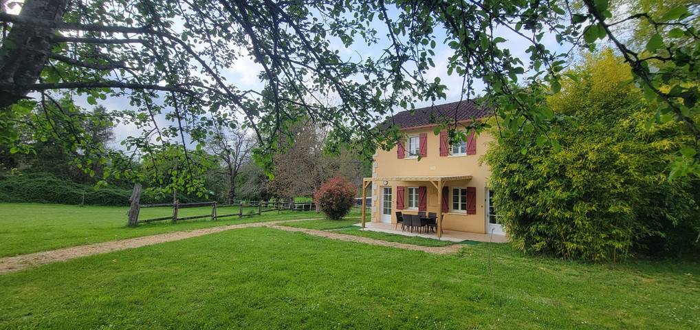 Gîte pour 6 personnes, avec piscine ainsi que terrasse et jardin à Sagelat