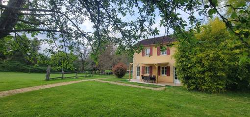 Gîte pour 6 personnes, avec terrasse ainsi que piscine et jardin à Sagelat