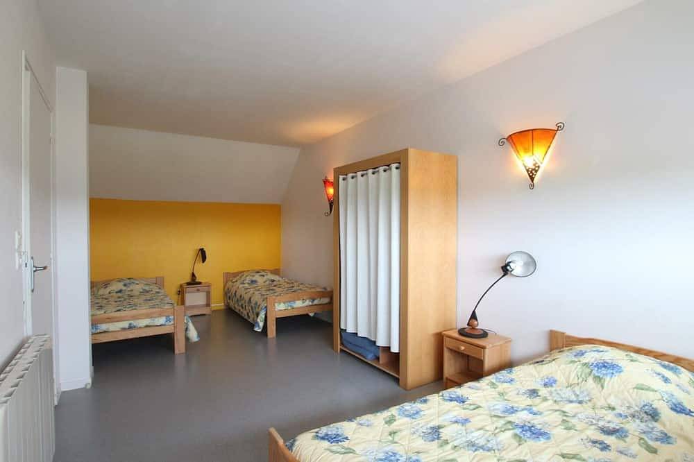 Maison spacieuse à La Hague avec animaux acceptés et parking in Biville, La Hague