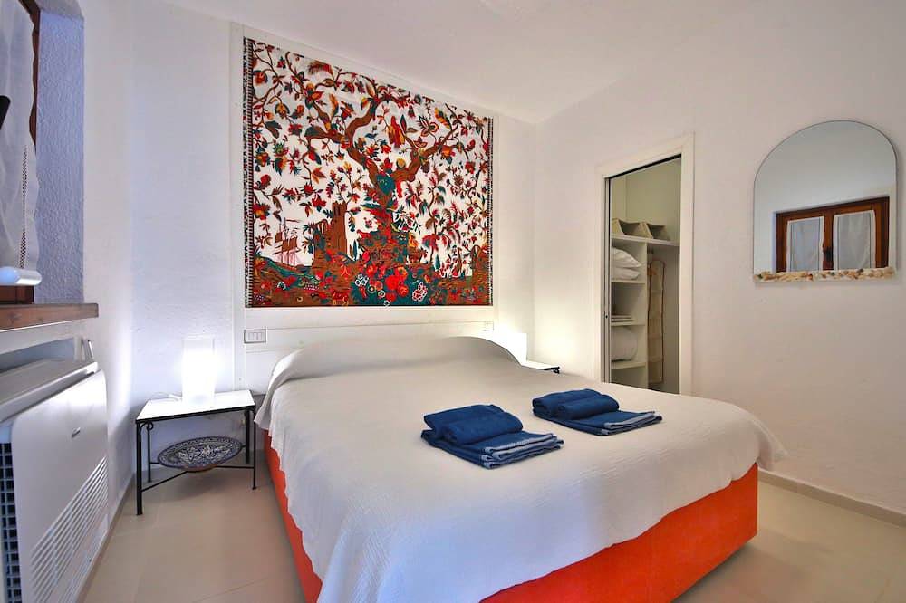 Cottage Dolcevita by Klabhouse -4Br w/Panoramic Hot Tube- shared pool in Palau (Sardegna), Gallura