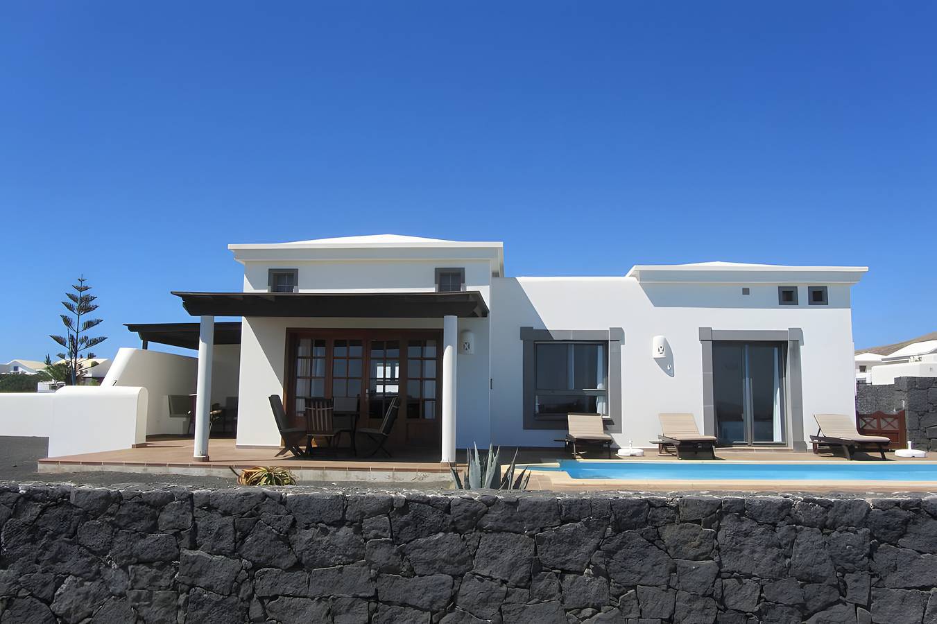 Apartamento entero, Villa en primera línea en La Goleta con piscina privada climatizada y Wi-Fi gratuito in Montaña Roja, Yaiza