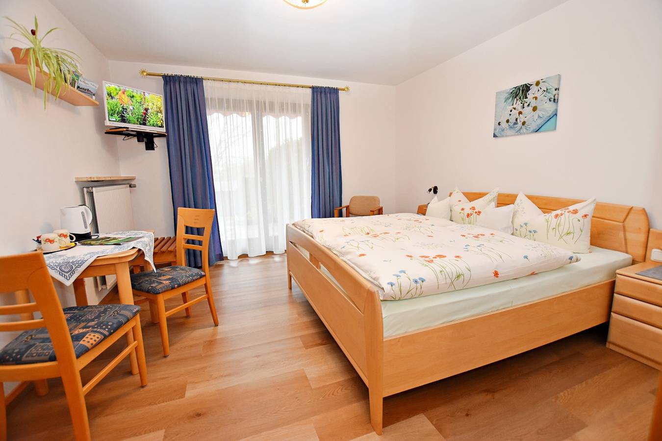 Gästehaus Bergfrieden, Doppelzimmer in Bad Bayersoien, Romantische Straße