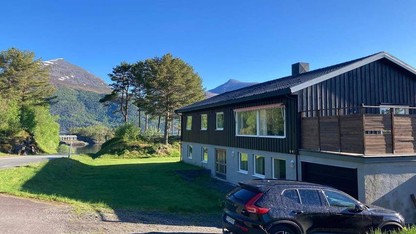 Ferienwohnung für 8 Personen, mit Terrasse und Ausblick in Halsa