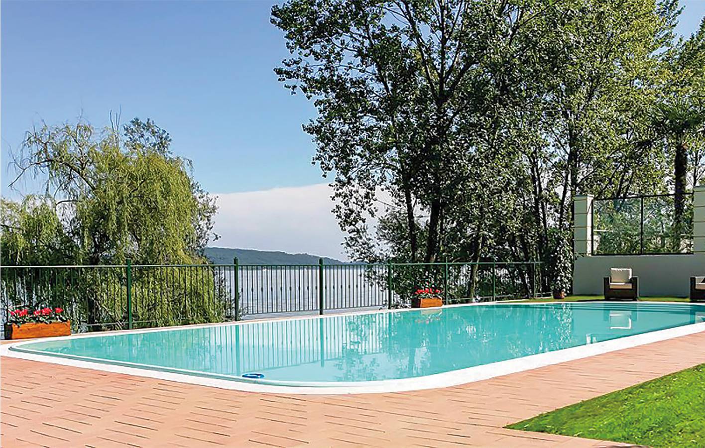 Entire holiday apartment, Lakefront Apartment with Pool & Terrace in Meina, Comune di Meina