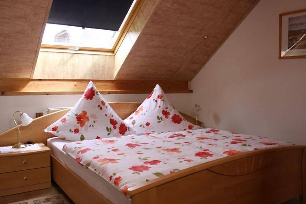 Ganze Wohnung, 5-Bett-Ferienwohnung Dusche/Wc mit Balkon - Ferienwohnungen Heck in Habscheid, Eifelkreis Bitburg-Prüm